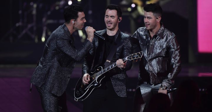 Jonas Brothers cantando sobre el escenario de LOS40 Music Awards