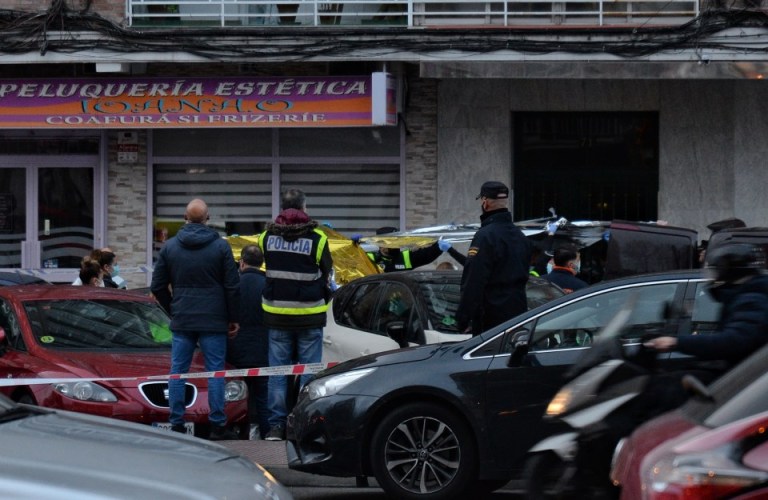 La policía recoge el cuerpo del policía fallecido