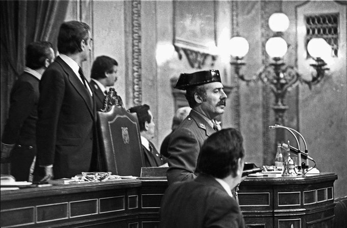 El general Tejero irrumpiendo en el congreso de los diputados el 23 de febrero de 1981