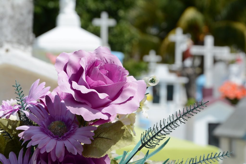 Ramo de flores sobre una tumba