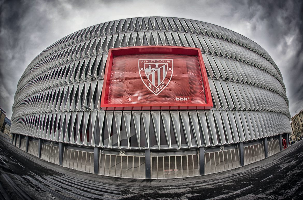 El estadio de San Mamés con el escudo del club