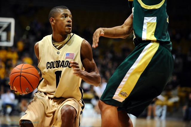 Cory Higgins de amarillo con su equipo de Colorado