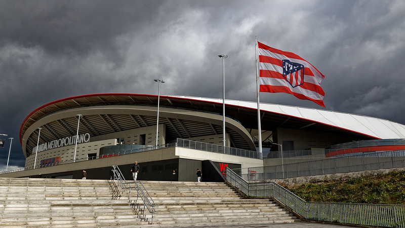 Estadio Wanda Metropolitano con la bandera del Atleti (roja y blanca) ondeando