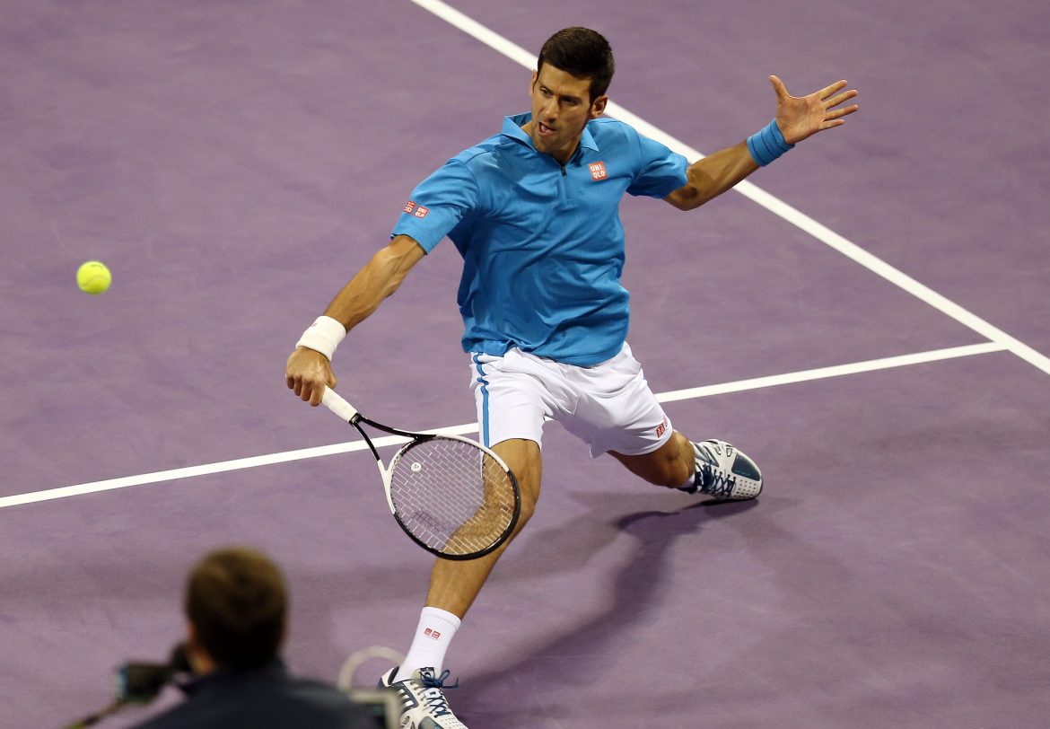 Djokovic golpeando una pelota de tenis con su raqueta