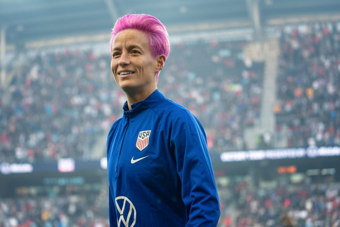 Rapinoe con la equipación azul de la selección estadounidense