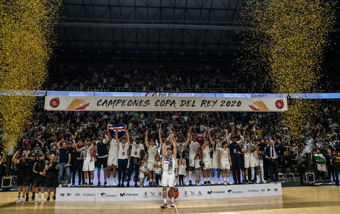 El capitán del Real Madrid levanta el trofeo de campeones de la Copa del Rey en el año 2020