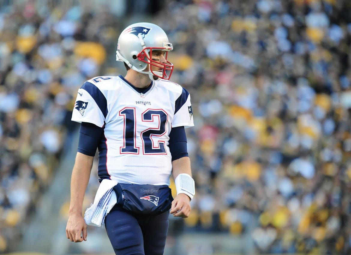 Tom Brady vistiendo la camiseta de los Patriots con su número 12 en un partido de la NFL