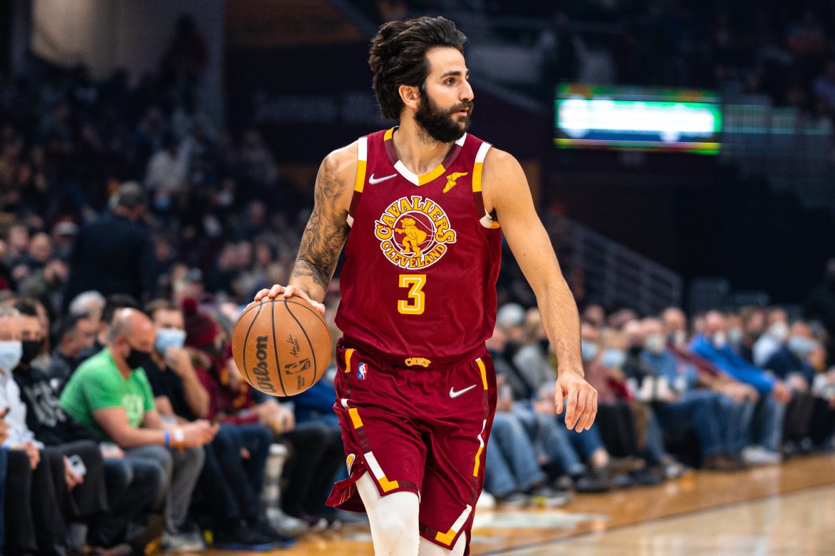 Ricky Rubio vestido de rojo y con el 3 en la indumentaria de los Cleveland