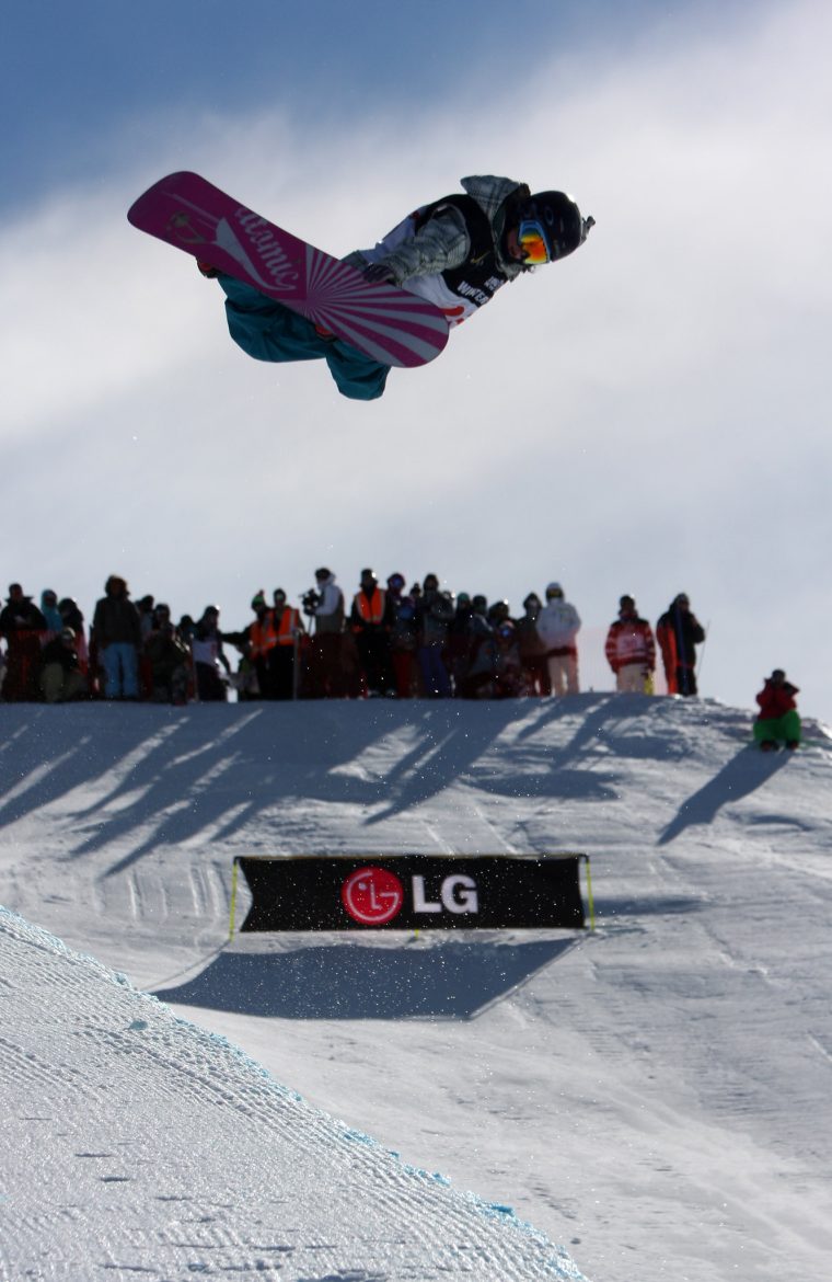 Queralt Castellet sobre su tabla de snowboard