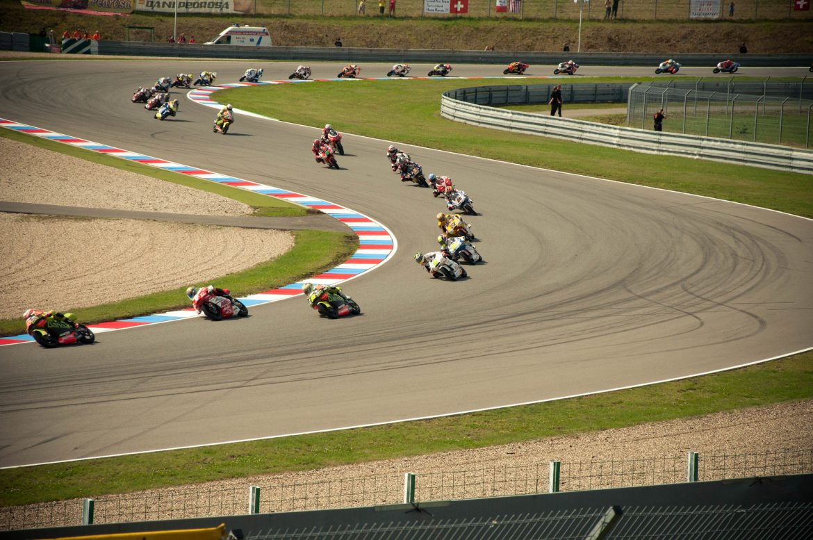 Motos en una pista corriendo