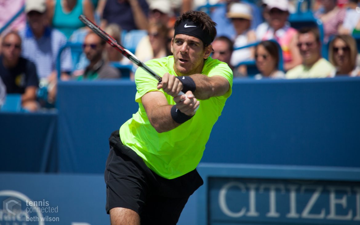 Del Potro jugando al tenis, sostiene una raqueta con sus dos manos