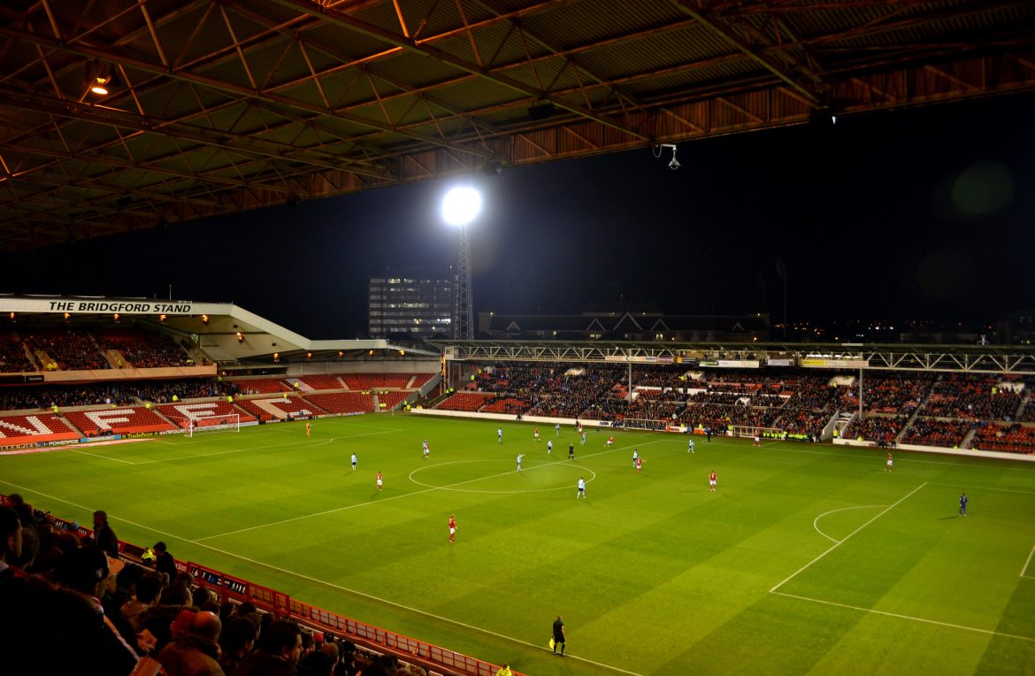 Estadio del Nottingham Forest de noche