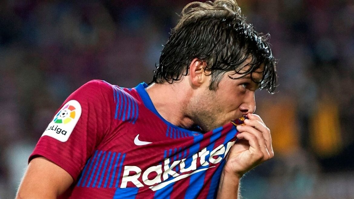 Sergi Roberto besándose el escudo