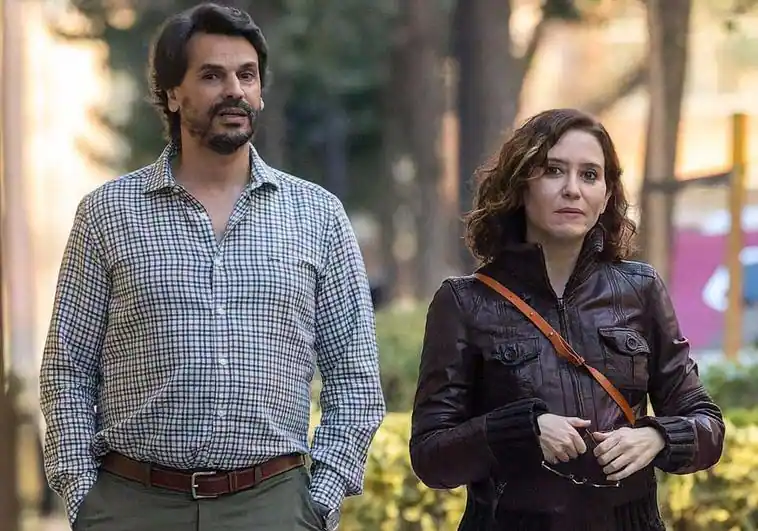 Alberto González Amador junto con Isabel Díaz Ayuso paseando por las calles de Madrid